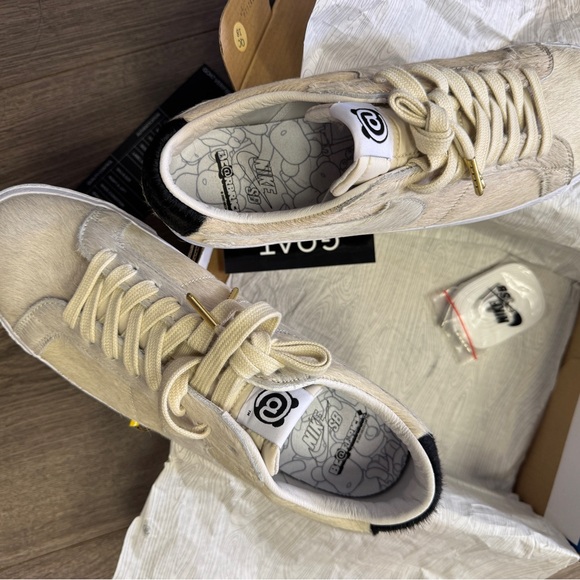 nike sb blazer low bearbrick